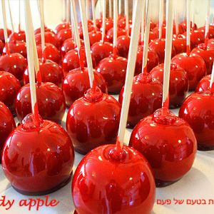 תפוח מצופה סוכר אדום
